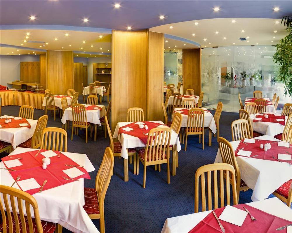 Luxury Family Hotel Bila Labut Prague Restaurant photo