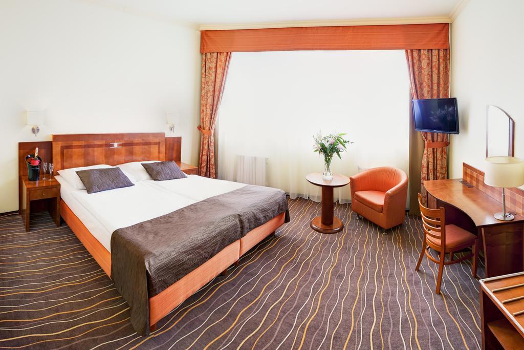 Luxury Family Hotel Bila Labut Prague Room photo