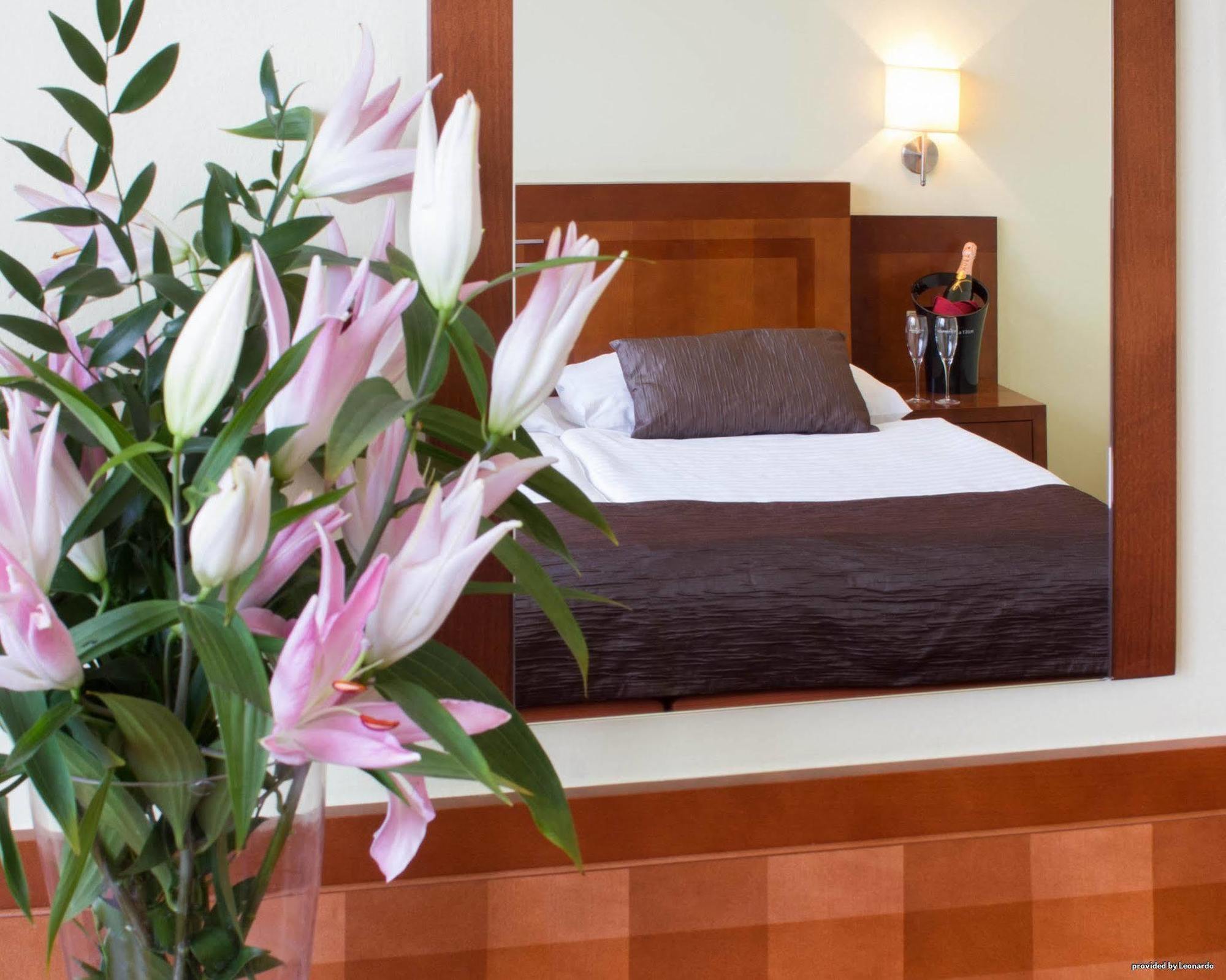 Luxury Family Hotel Bila Labut Prague Room photo