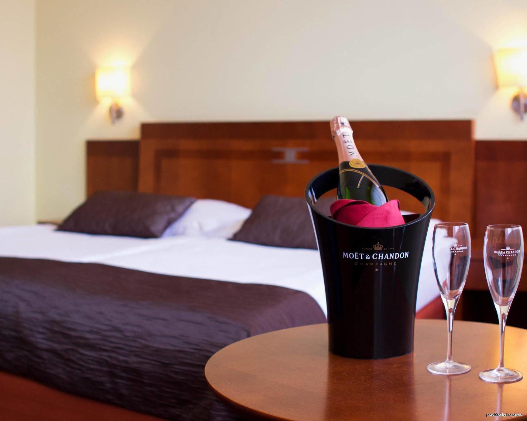 Luxury Family Hotel Bila Labut Prague Room photo